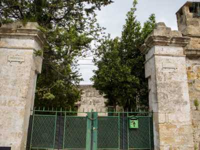 Il fabbricato, in abbandono, � chiuso da un muro di cinta e da un cancello. Oltre i massicci pilastri in pietra che segnano l�ingresso riusciamo per� a scorgere una serie di locali e depositi al piano terra che affacciano su una corte interna